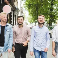Czterech mężczyzn idących razem ulicą miasta