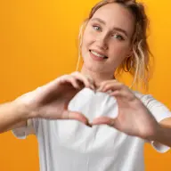 Kobieta pokazująca symbol serca rękami