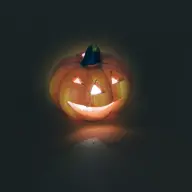 Podświetlona dynia Halloween w wieczornej dekoracji