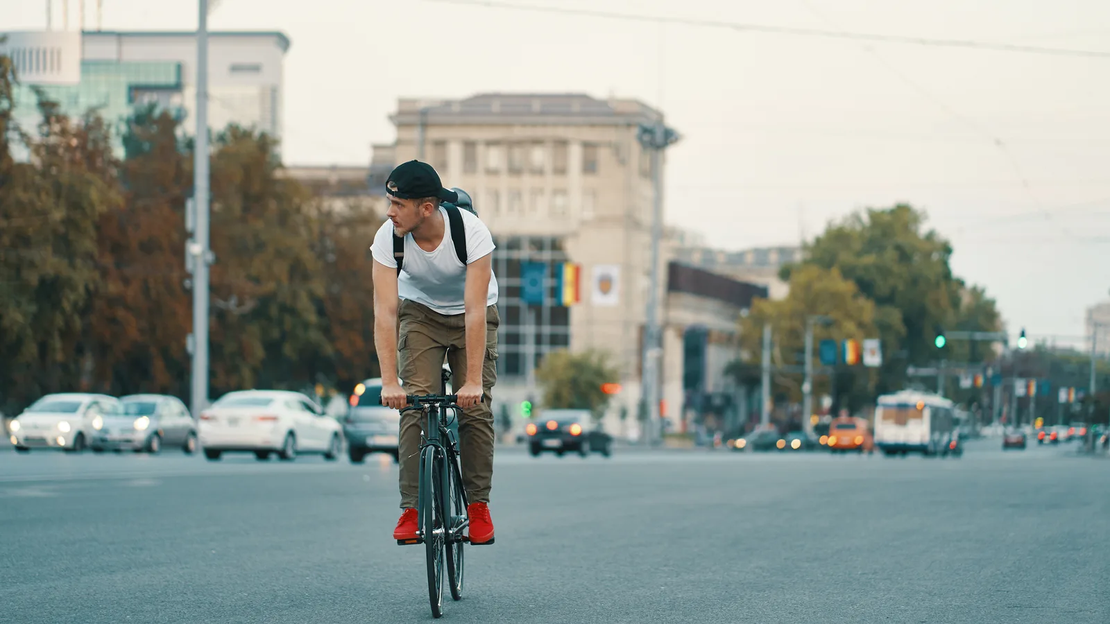 Mężczyzna jadący na rowerze w mieście