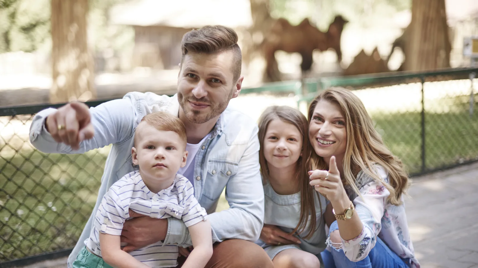 Dorośli z dziećmi podczas wspólnego wyjścia do zoo