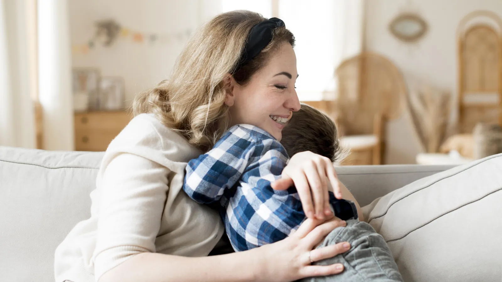 Mama przytulająca dziecko na kanapie