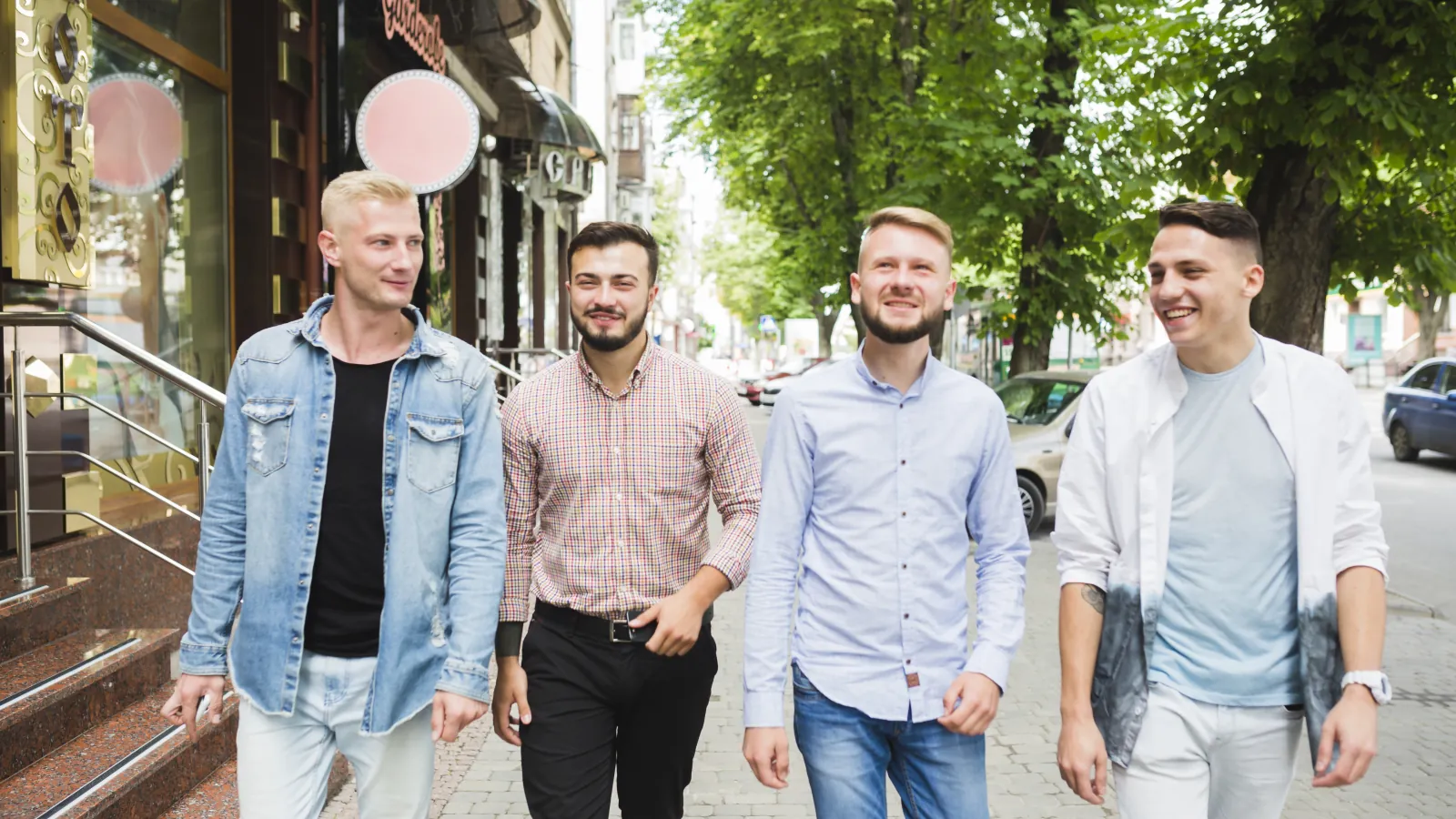 Czterech mężczyzn idących razem ulicą miasta