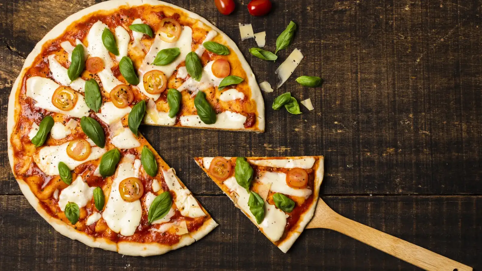 Pizza na drewnianym stole widziana z góry