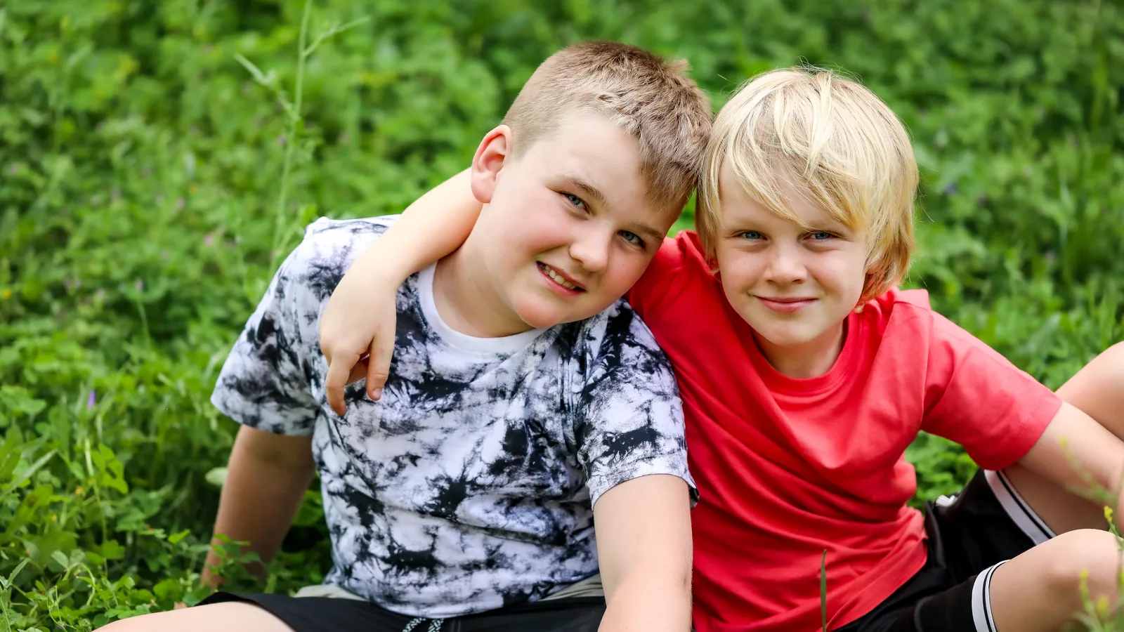 Dwaj bracia uśmiechający się i przytulający