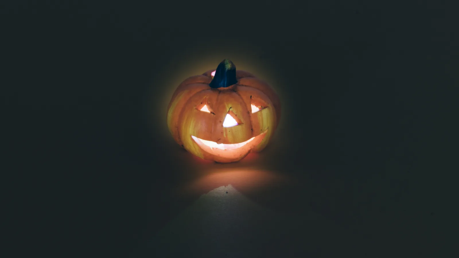 Podświetlona dynia Halloween w wieczornej dekoracji